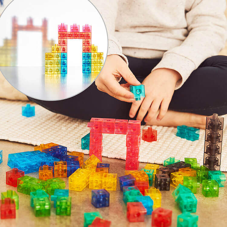 透明方塊散發繽紛的光影。產品可用於數學教學,幫助孩子學習計數、分類、加減法等概念,並發展幾何推理技巧。透明材質和彩色光影激發創意,培養觀察力、空間感和邏輯思維。