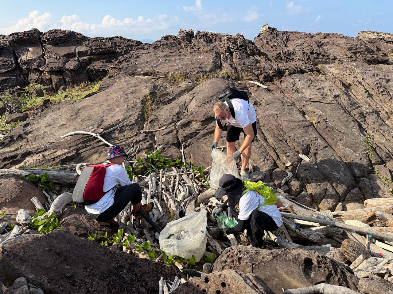 艾迪客公司同仁齊心協力參與淨灘，守護海岸環境